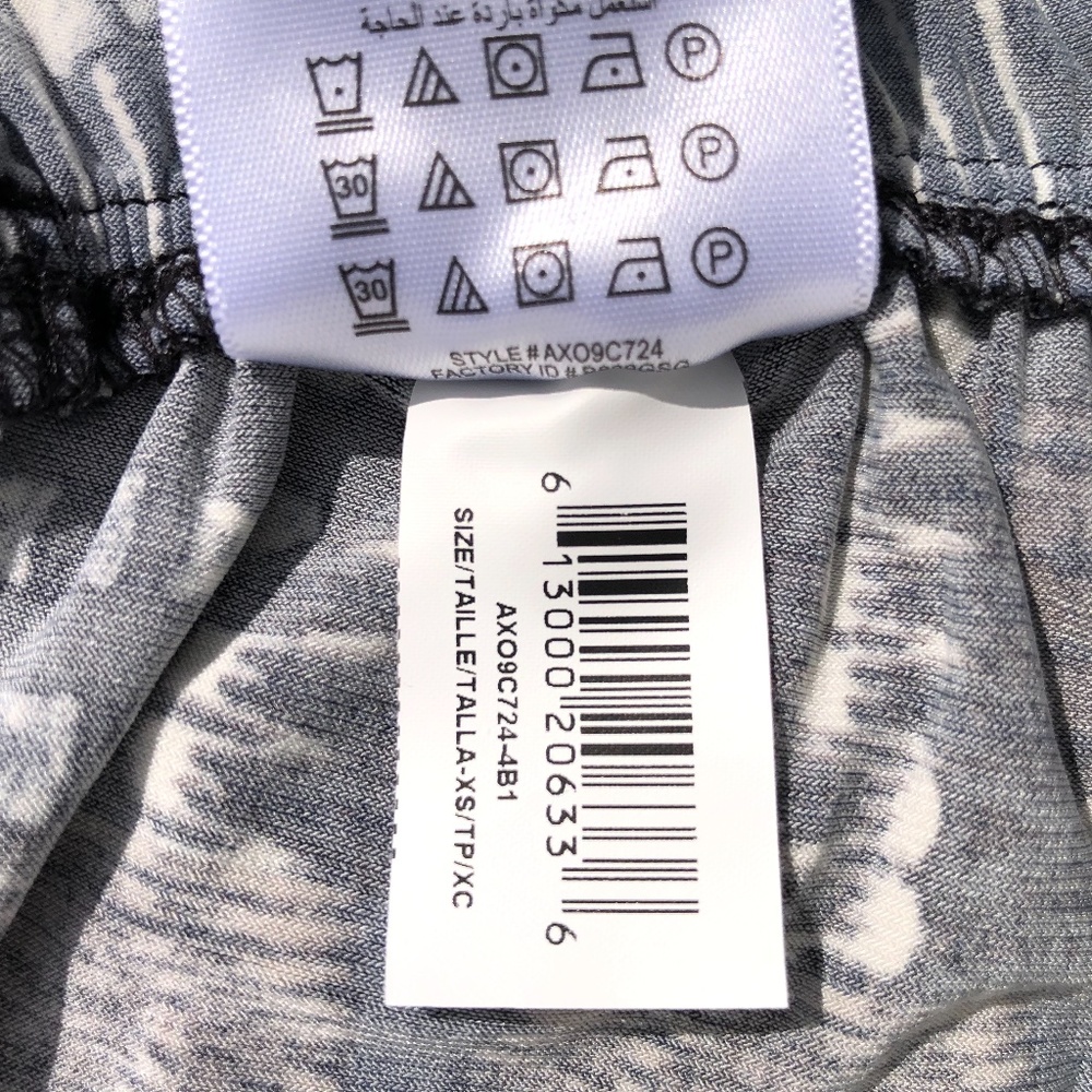 BCBG BCBGeneration romper shorts women XS tribal print deep V neck hidden pocket - Picture 14 of 15